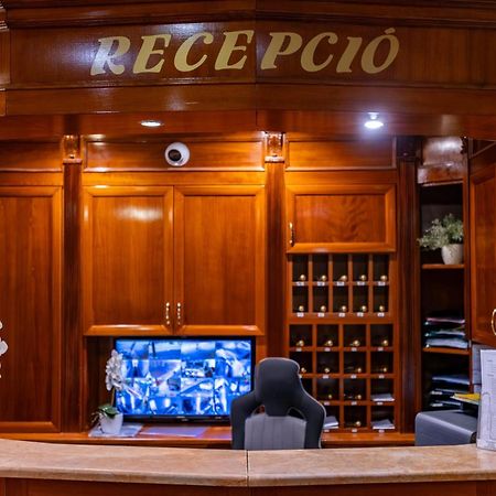 Hotel Barbakan Печ Екстериор снимка
