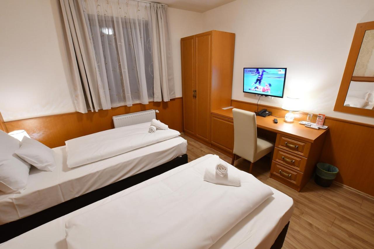 Hotel Barbakan Печ Екстериор снимка