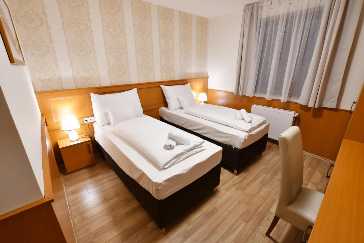 Hotel Barbakan Печ Екстериор снимка