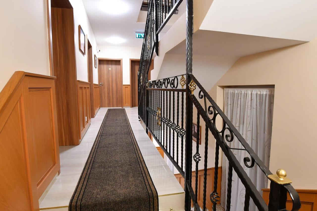 Hotel Barbakan Печ Екстериор снимка