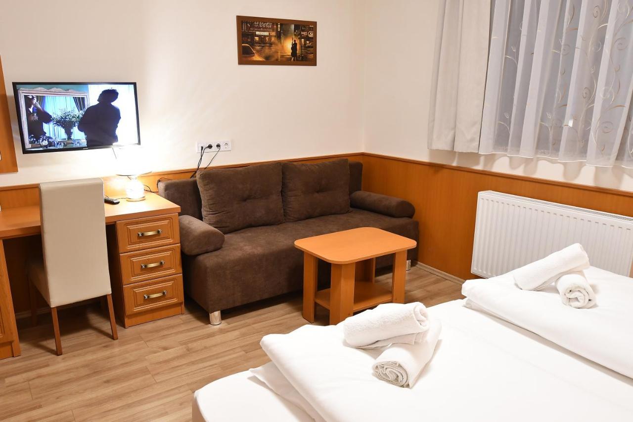 Hotel Barbakan Печ Екстериор снимка