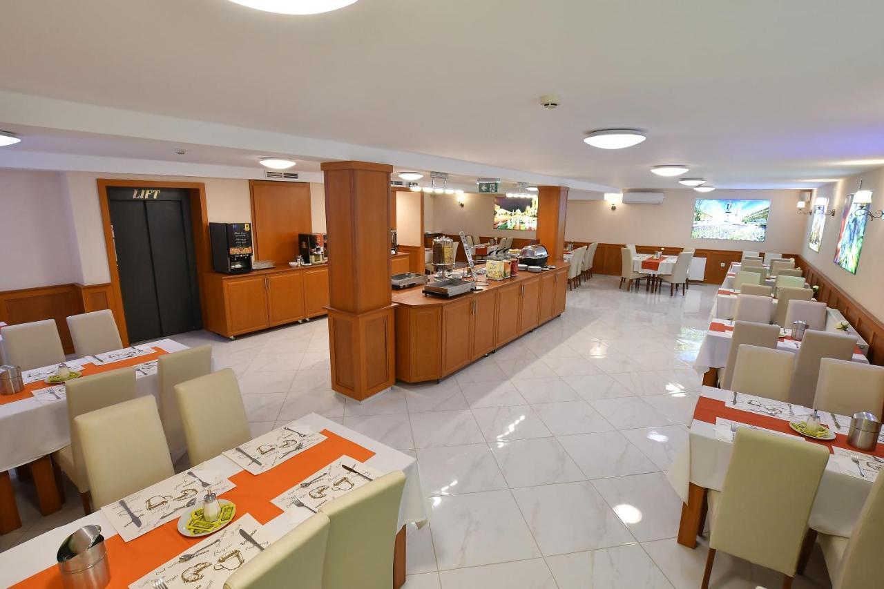 Hotel Barbakan Печ Екстериор снимка