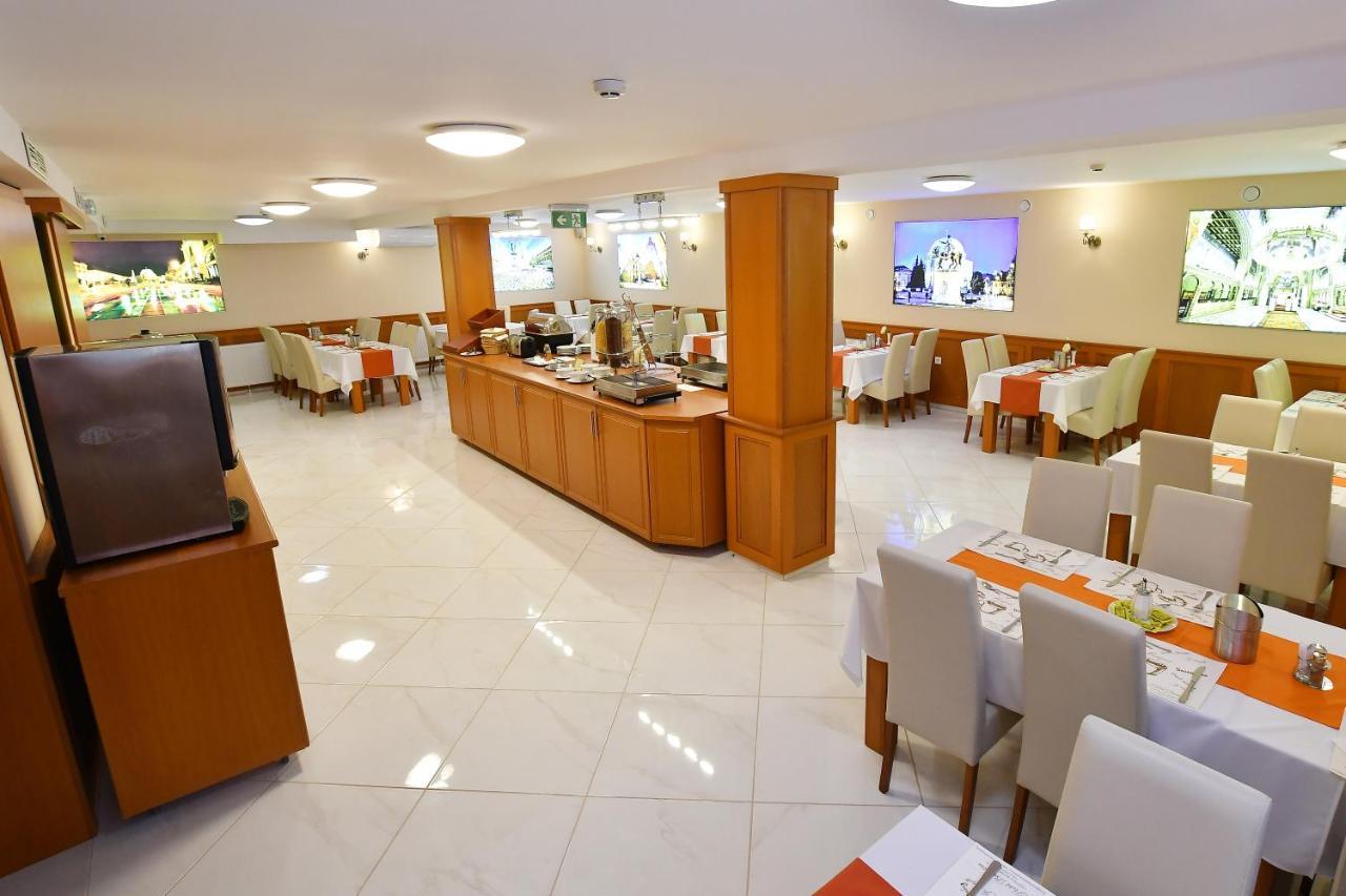 Hotel Barbakan Печ Екстериор снимка