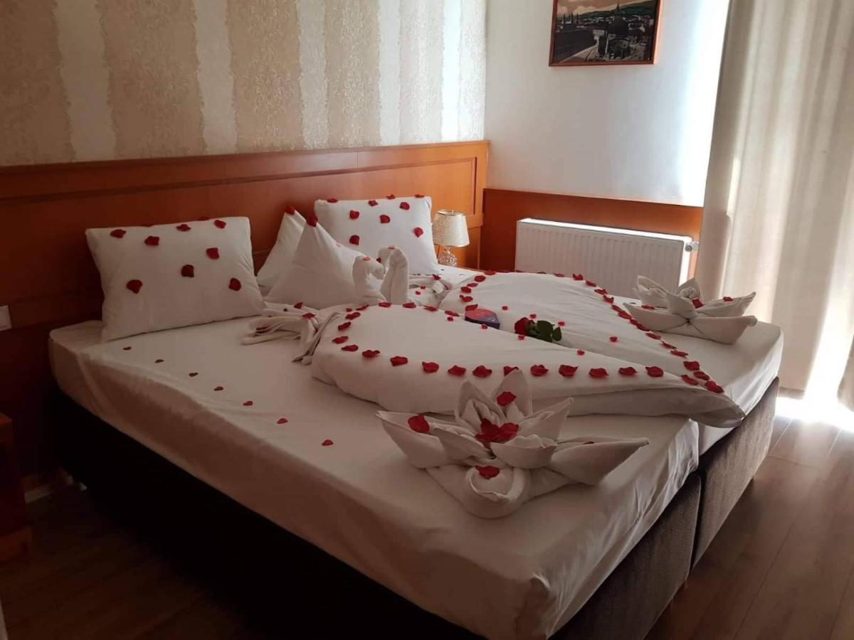 Hotel Barbakan Печ Екстериор снимка