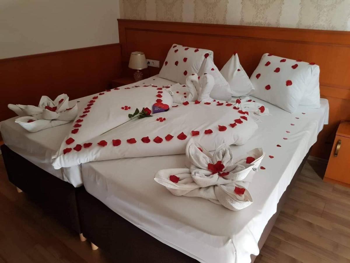 Hotel Barbakan Печ Екстериор снимка