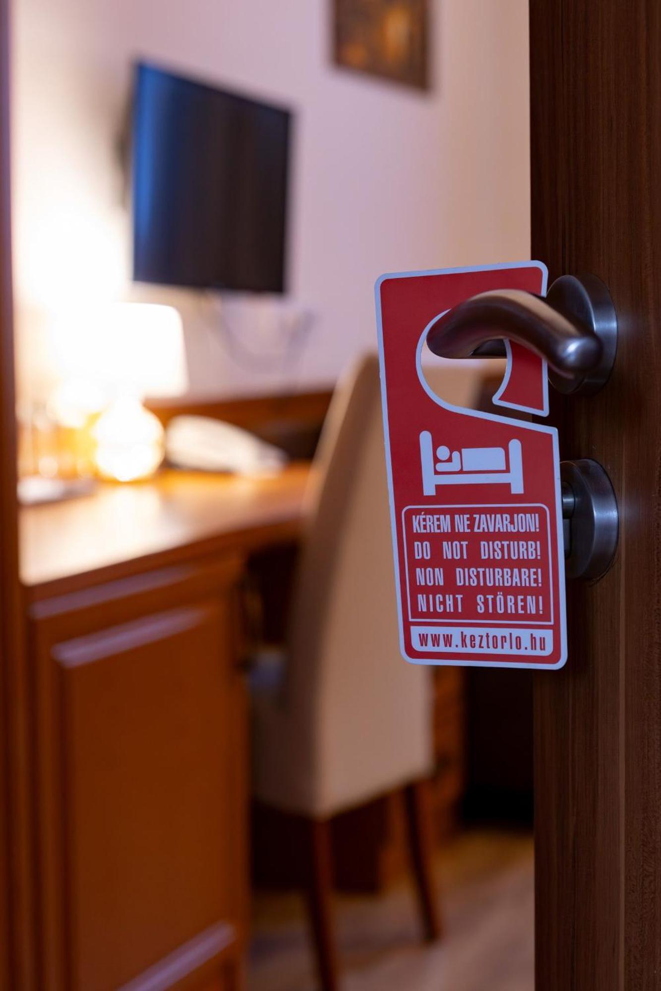 Hotel Barbakan Печ Екстериор снимка