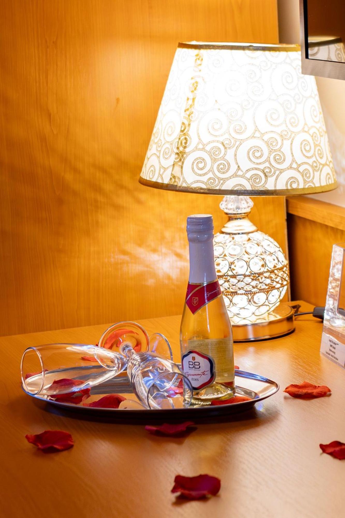 Hotel Barbakan Печ Екстериор снимка