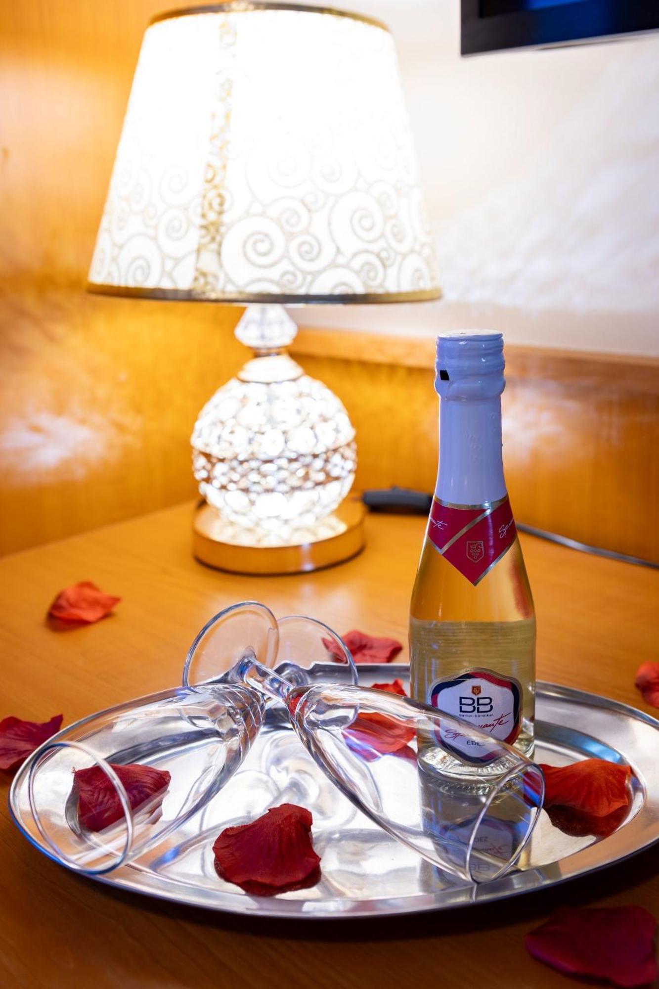 Hotel Barbakan Печ Екстериор снимка