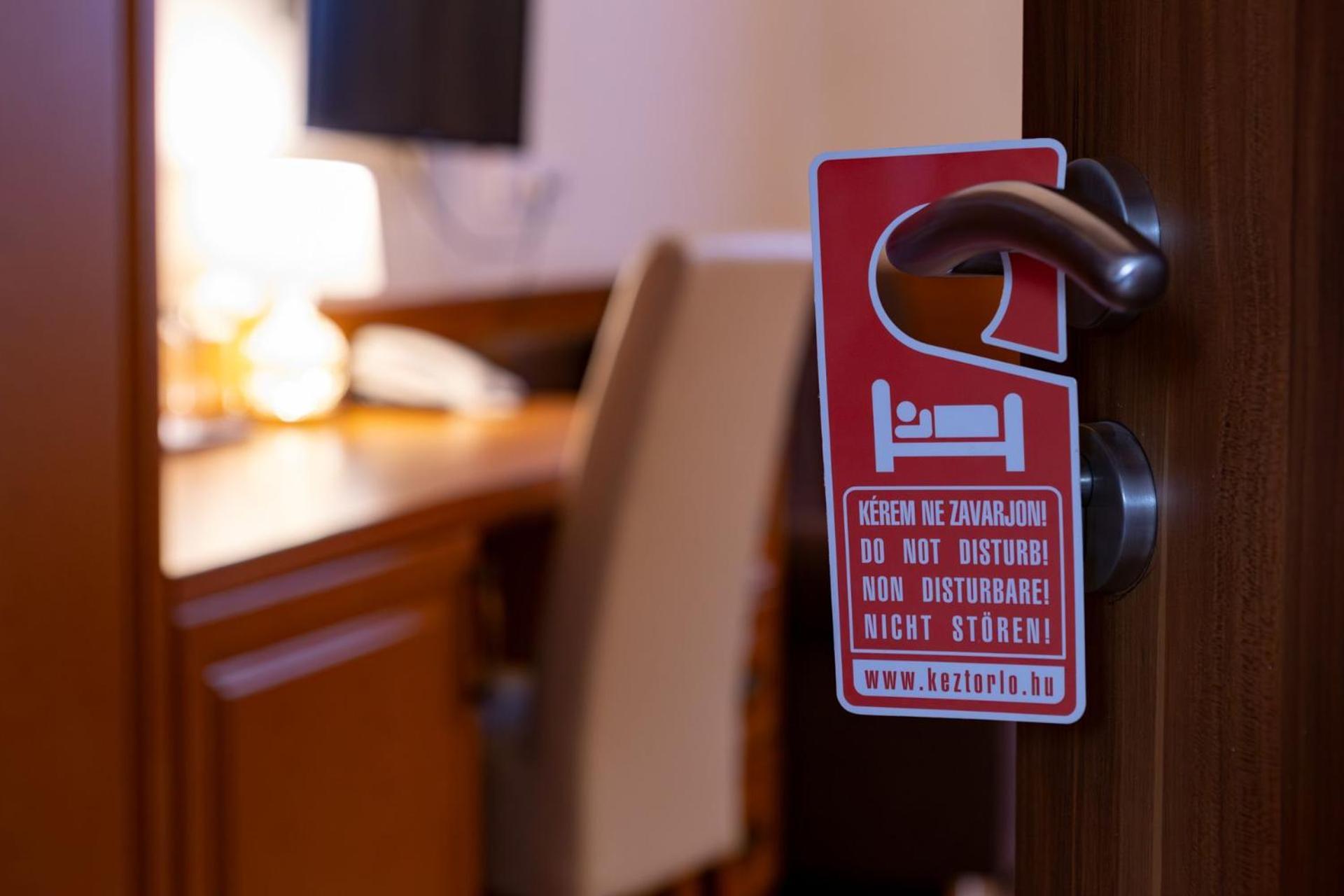 Hotel Barbakan Печ Екстериор снимка