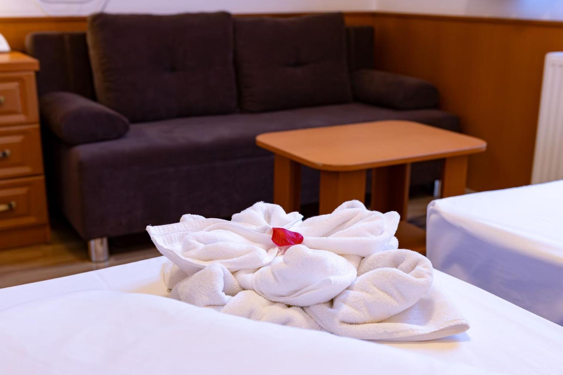 Hotel Barbakan Печ Екстериор снимка