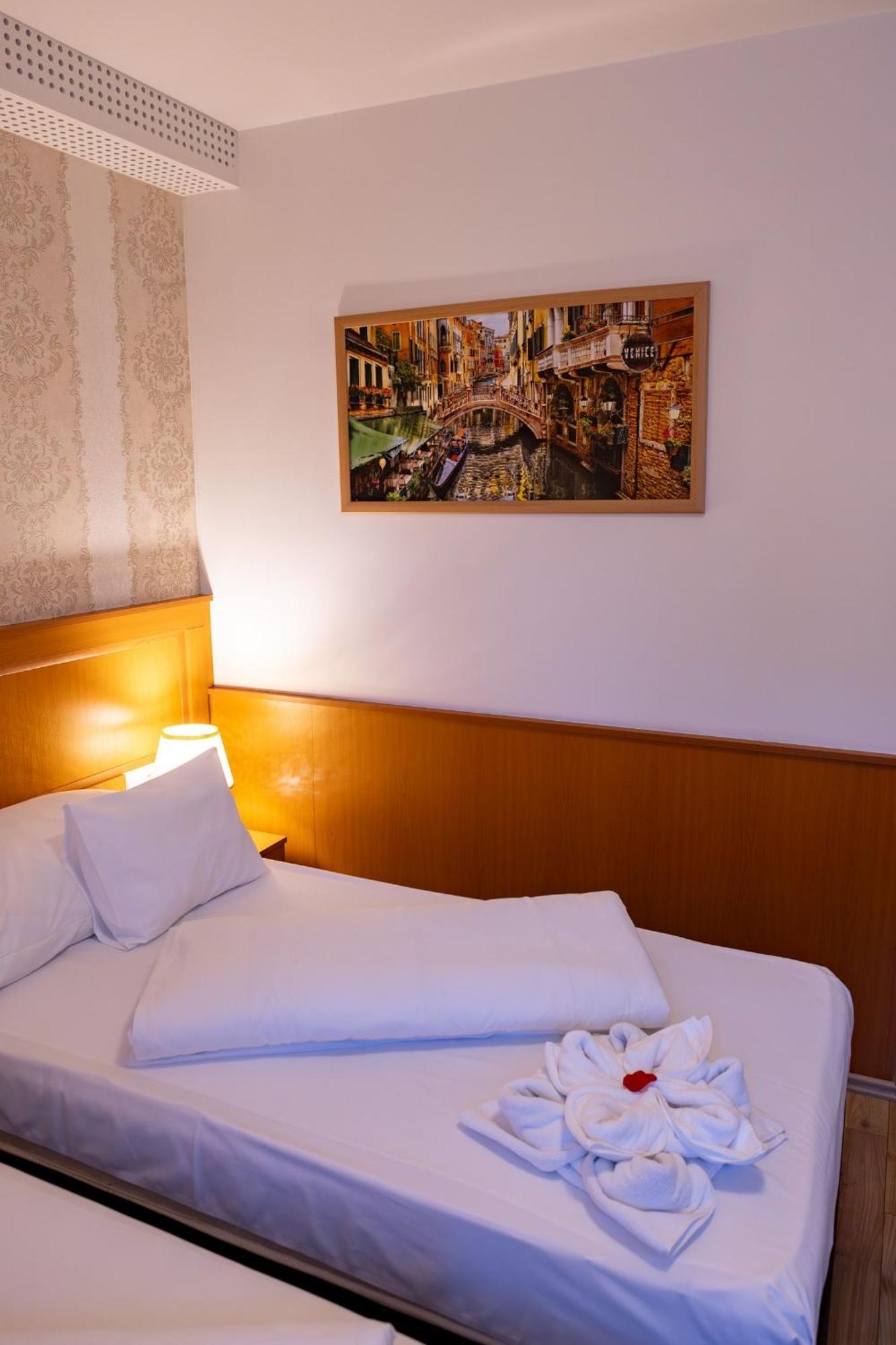 Hotel Barbakan Печ Екстериор снимка