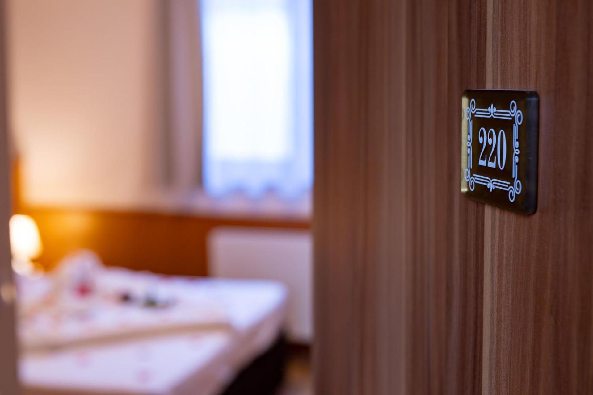 Hotel Barbakan Печ Екстериор снимка