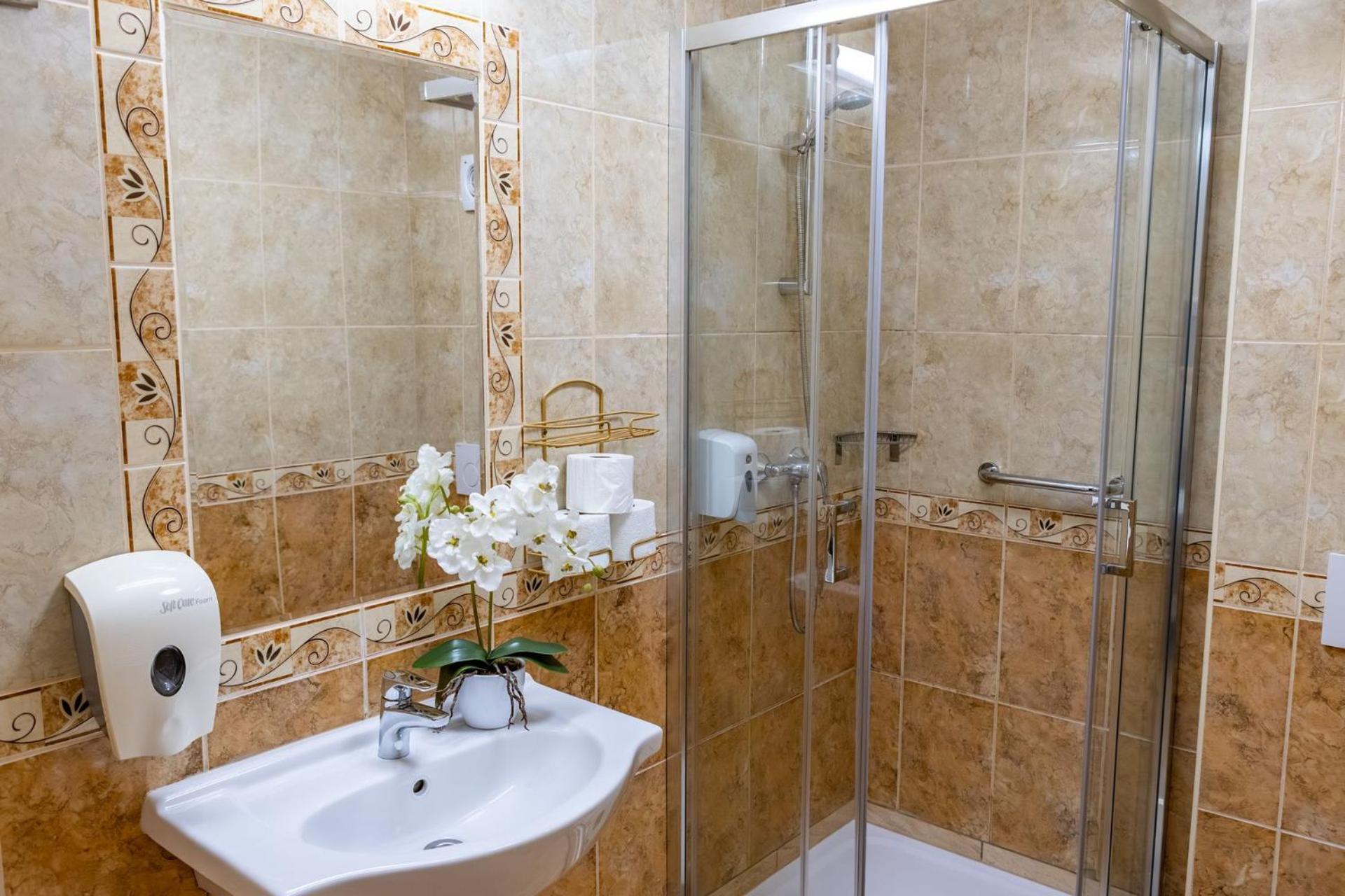 Hotel Barbakan Печ Екстериор снимка
