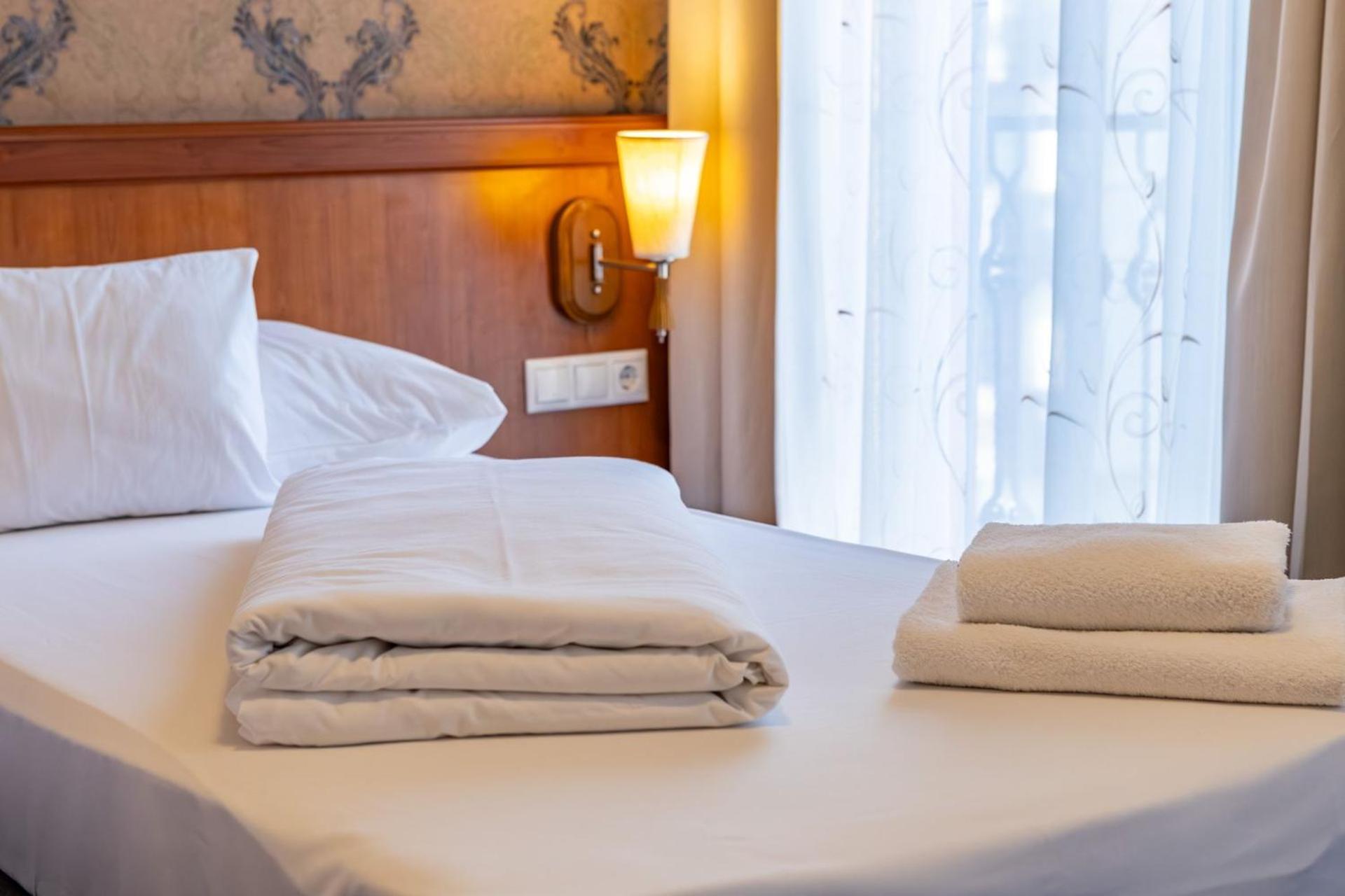Hotel Barbakan Печ Екстериор снимка