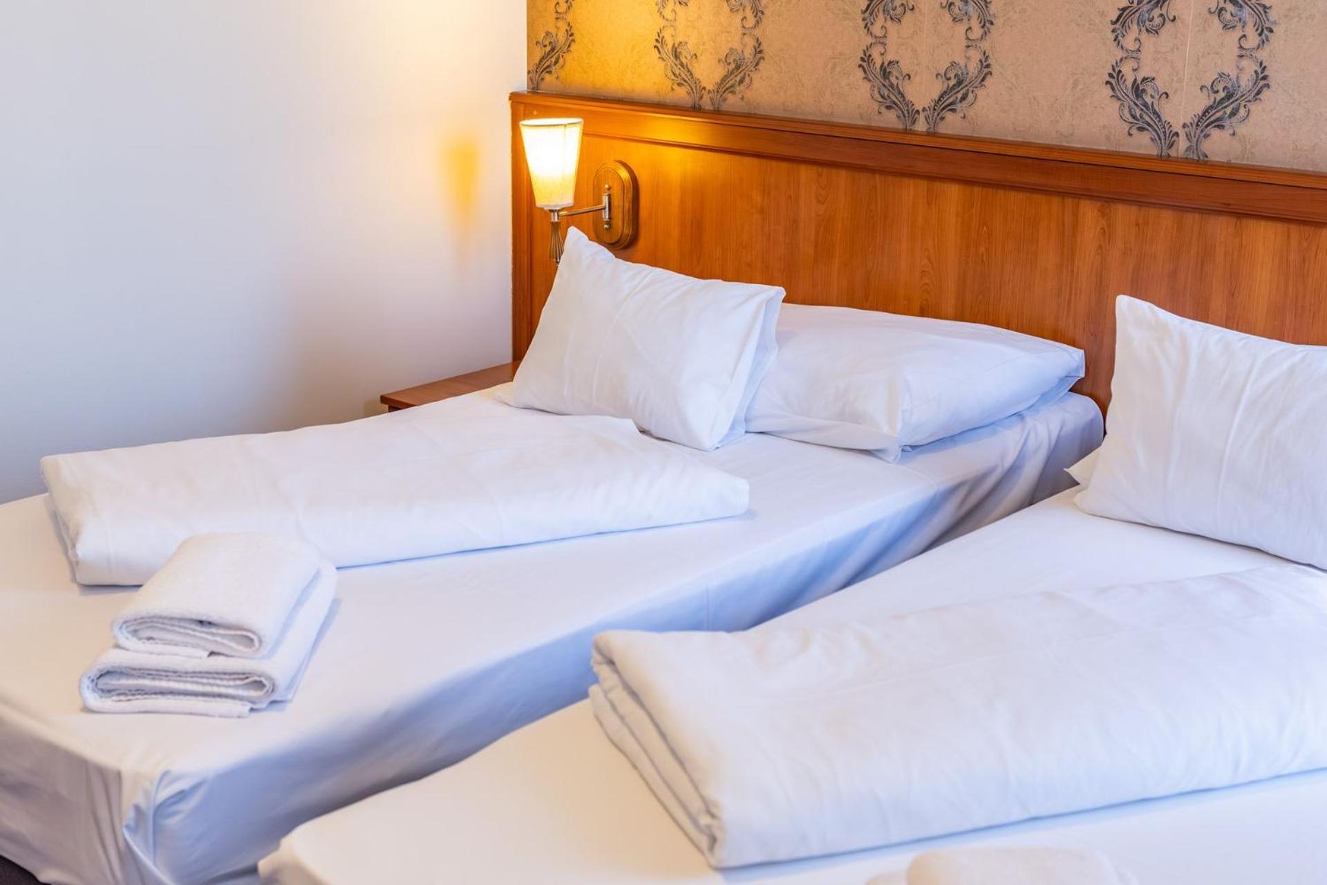 Hotel Barbakan Печ Екстериор снимка