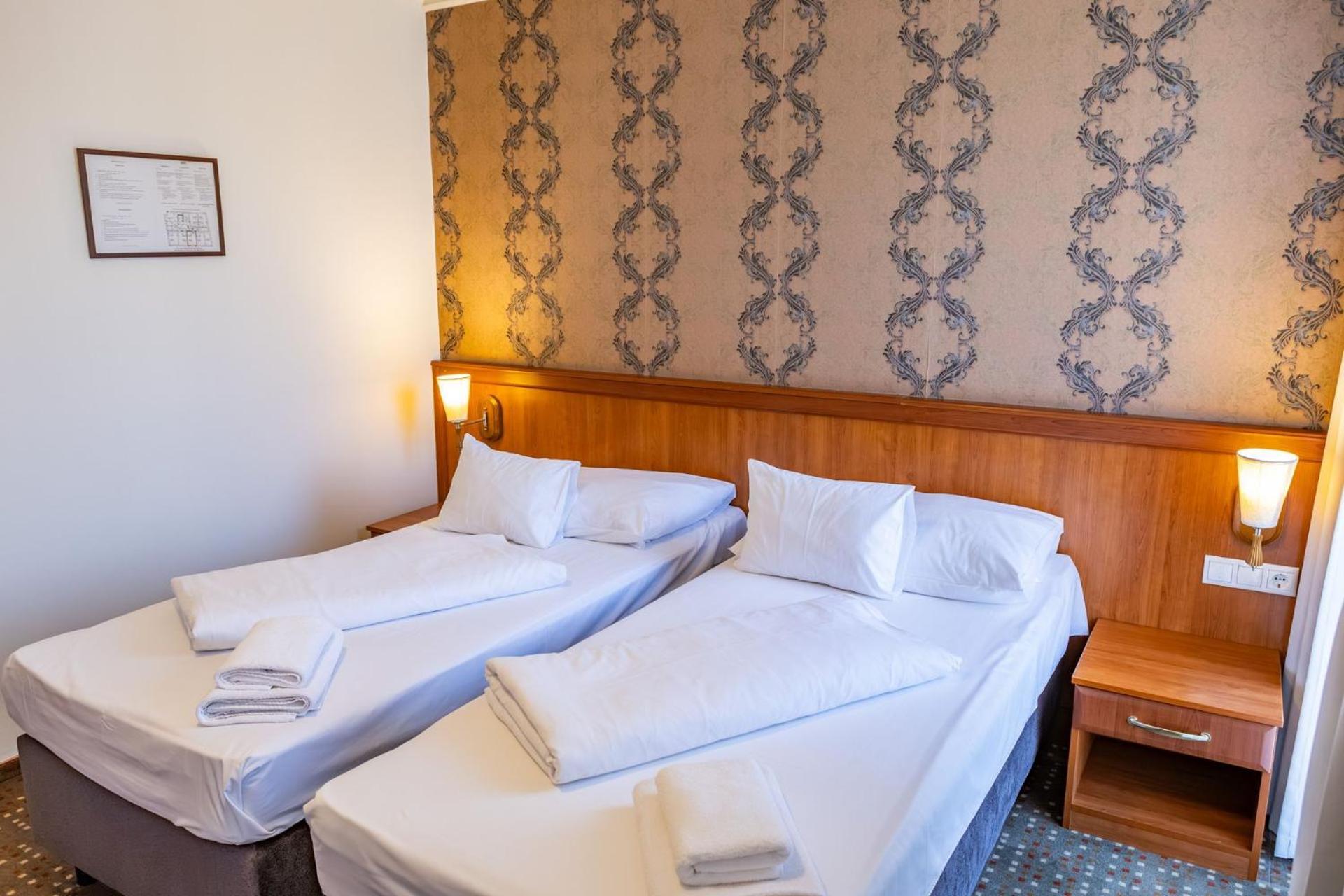 Hotel Barbakan Печ Екстериор снимка