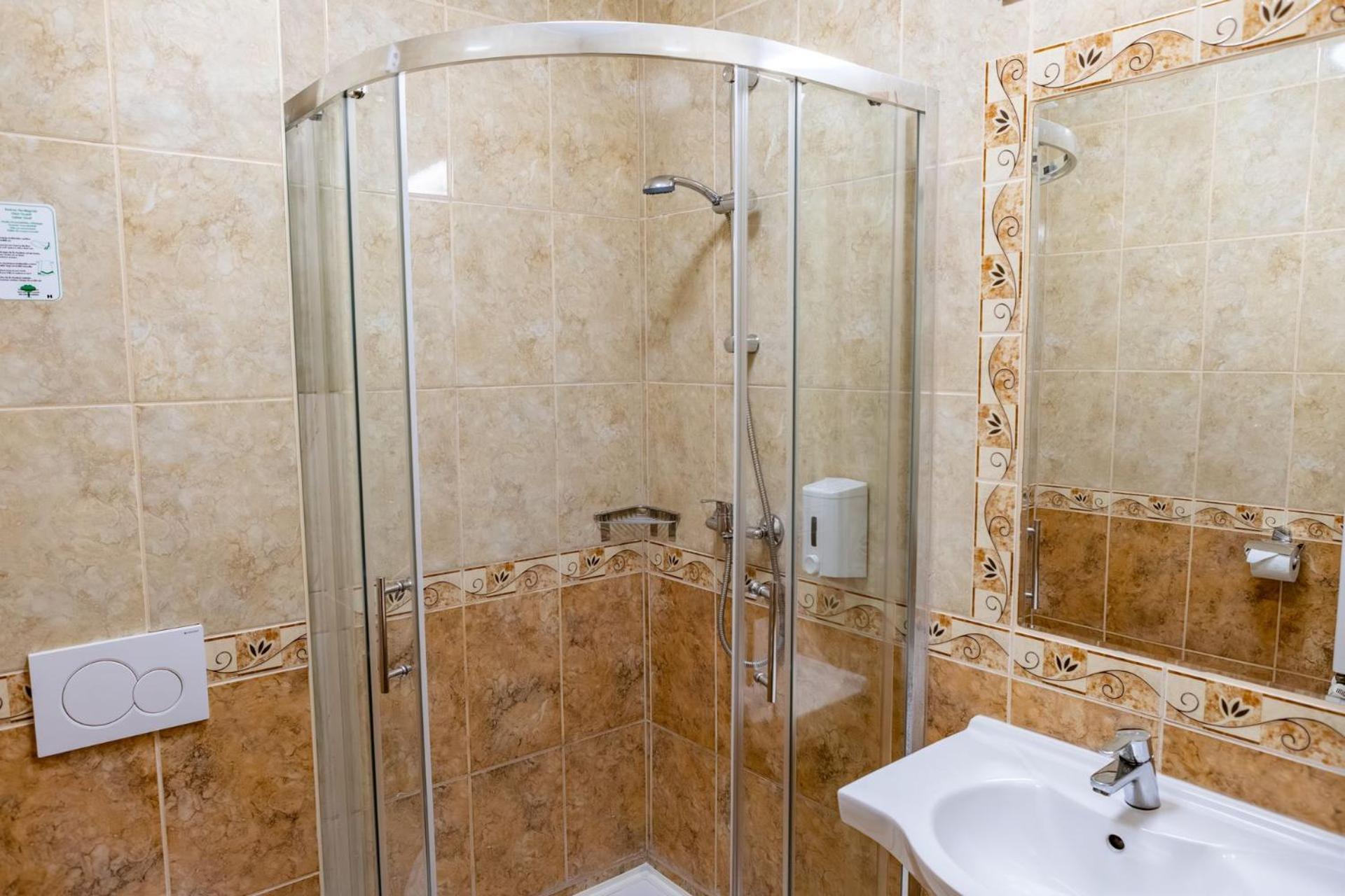 Hotel Barbakan Печ Екстериор снимка