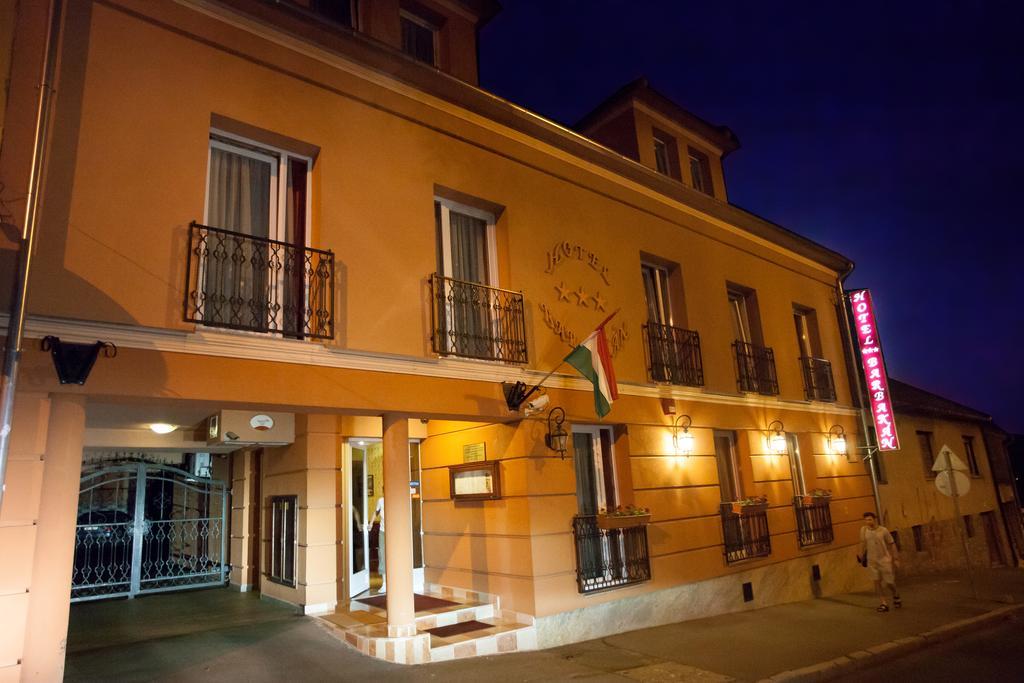 Hotel Barbakan Печ Екстериор снимка